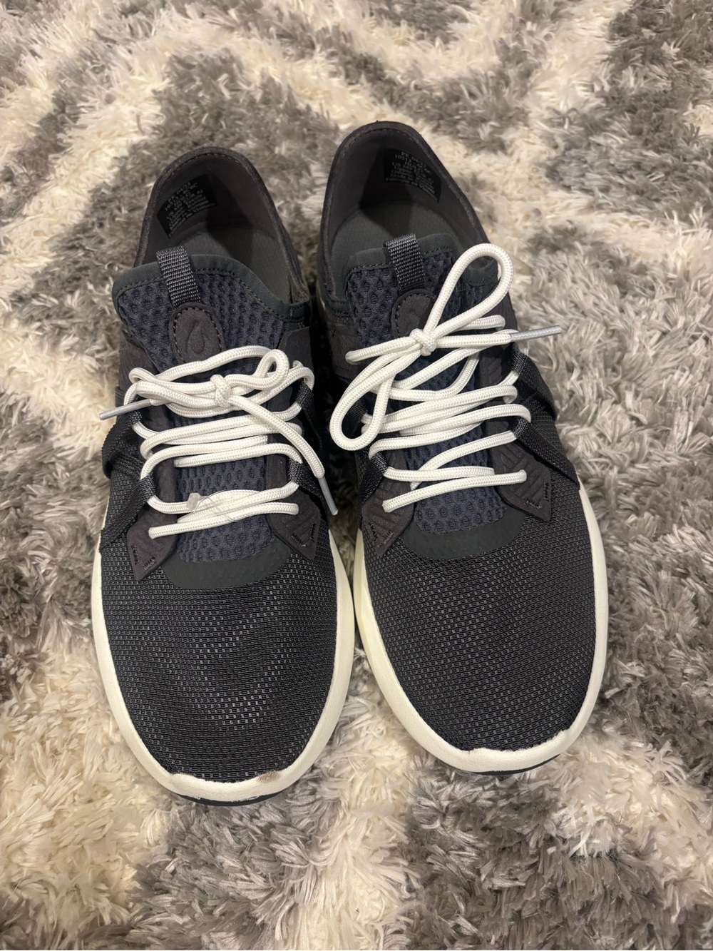 Olukai men’s Holo sneakers. Lace up. Men’s size 9. NWOT